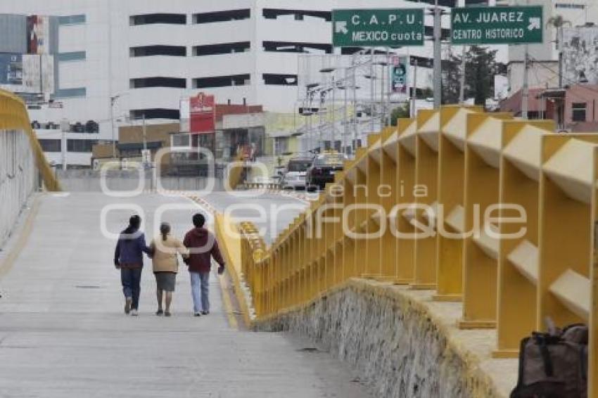 CONSTRUYEN PUENTE PEATONAL PARA LA RUTA