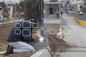 CONSTRUYEN PUENTE PEATONAL PARA LA RUTA