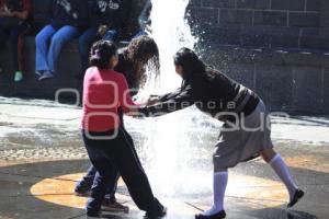 JÓVENES SE DIVIERTEN EN LAS FUENTES