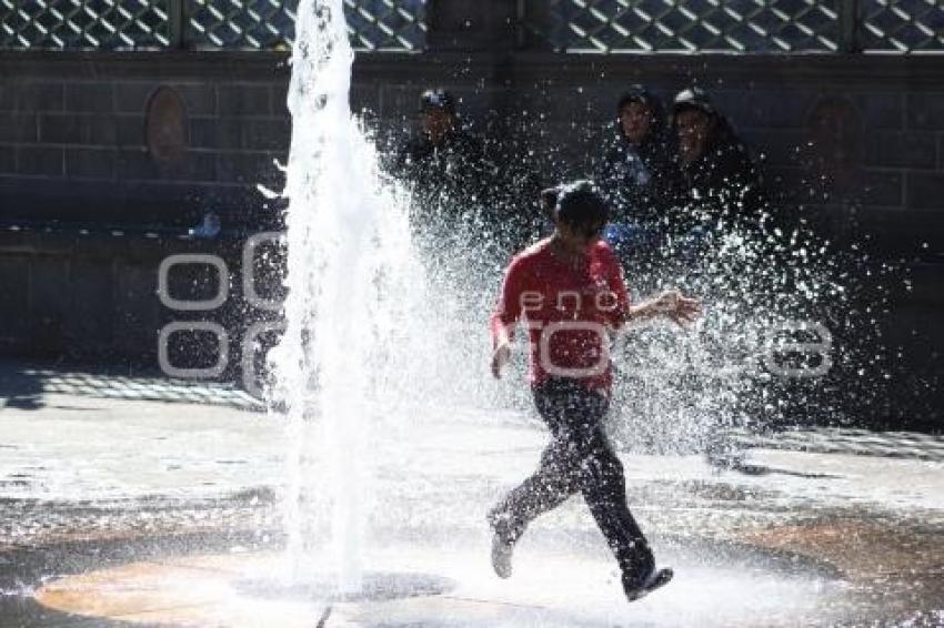 JÓVENES SE DIVIERTEN EN LAS FUENTES