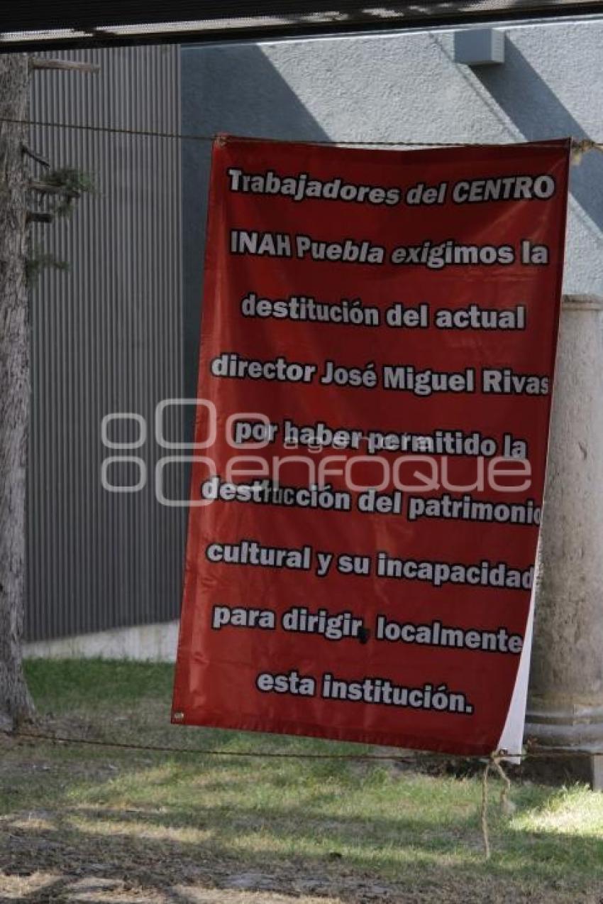 TRABAJADORES DEL INAH COLOCAN MANTAS EN LA DELEGACIÓN