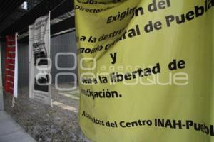 TRABAJADORES DEL INAH COLOCAN MANTAS EN LA DELEGACIÓN