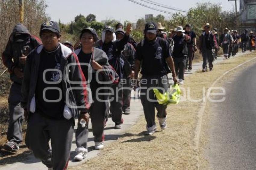 PEREGRINOS EN SU CAMINO HACIA LA BASÍLICA