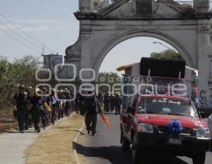 PEREGRINOS EN SU CAMINO HACIA LA BASÍLICA