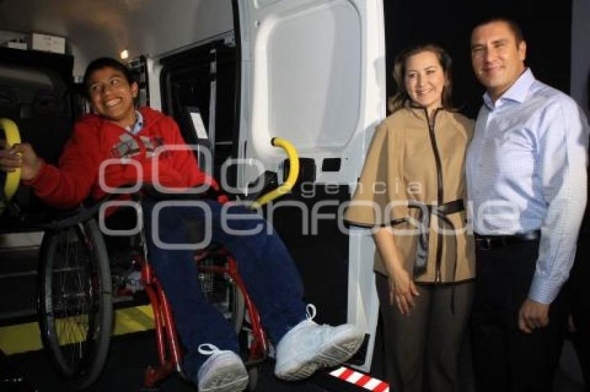 ENTREGA TRANSPORTE ADAPTADO DIF