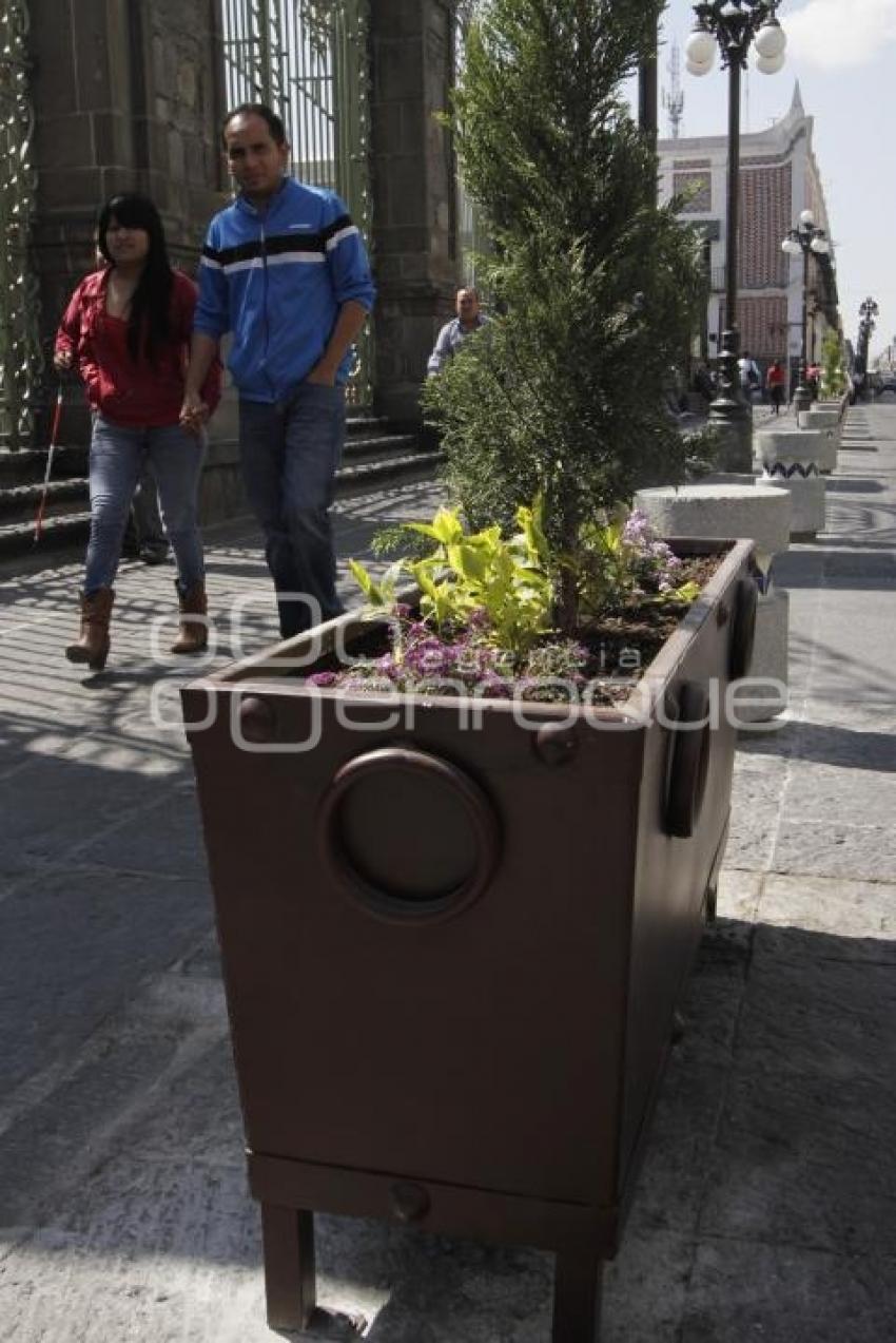 COLOCAN JARDINERAS EN 16 DE SEPTIEMBRE