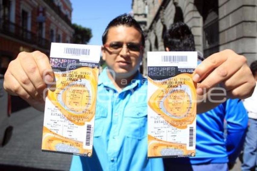LARGAS FILAS PARA CONSEGUIR BOLETOS SELECCIÓN MEXICANA