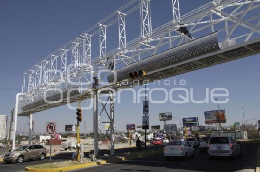 COLOCAN PUENTE PEATONAL