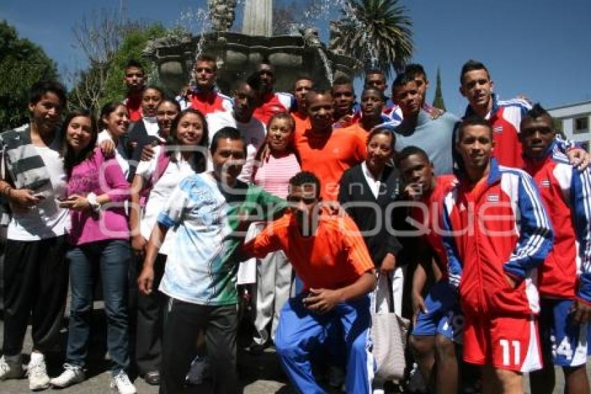 LA SELECCIÓN DE CUBA VISITÓ EL ZÓCALO