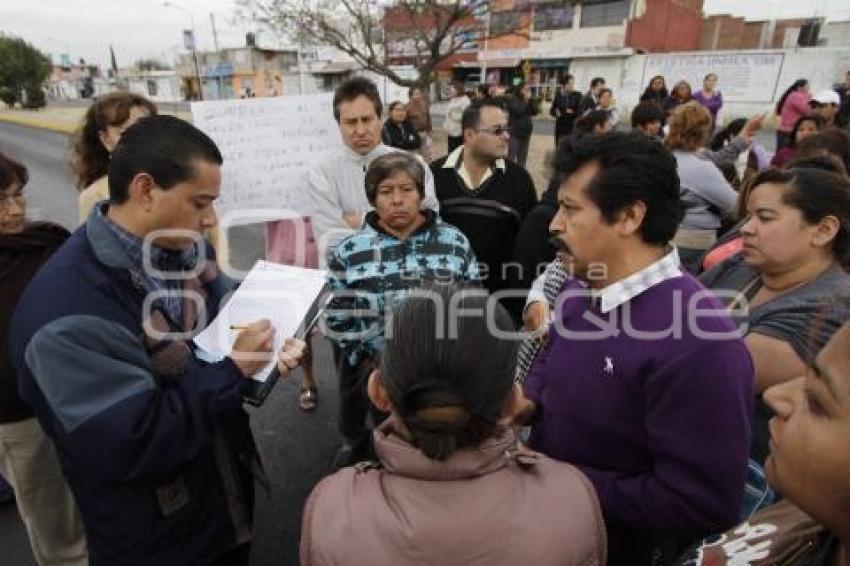 PADRES DE FAMILIA CIERRAN CALLE Y DENUNCIAN DESVÍO DE RECURSOS