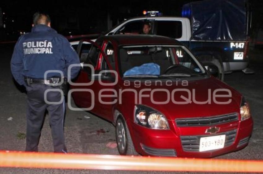MUERTO AL INTERIOR DE AUTO