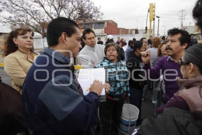 PADRES DE FAMILIA CIERRAN CALLE Y DENUNCIAN DESVÍO DE RECURSOS