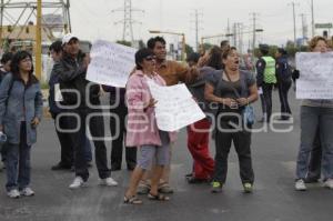 PADRES DE FAMILIA CIERRAN CALLE Y DENUNCIAN DESVÍO DE RECURSOS