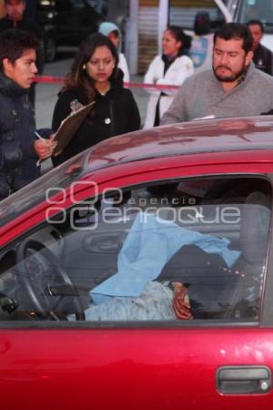 MUERTO AL INTERIOR DE AUTO