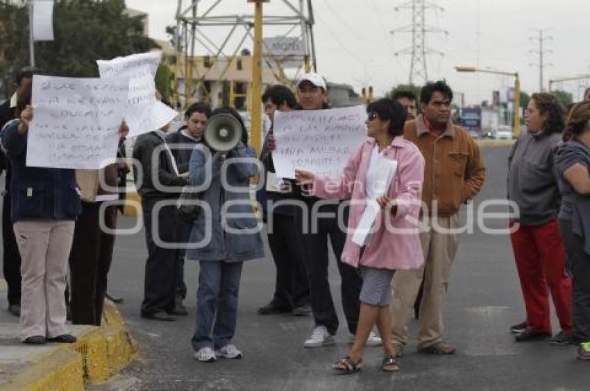 PADRES DE FAMILIA CIERRAN CALLE Y DENUNCIAN DESVÍO DE RECURSOS