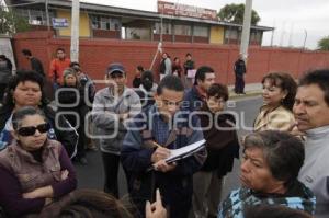 PADRES DE FAMILIA CIERRAN CALLE Y DENUNCIAN DESVÍO DE RECURSOS