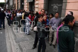 LARGA FILA PARA OBTENER BOLETOS DEL PRE MUNDIAL SUB 20