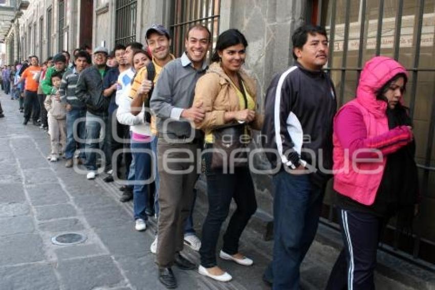 LARGAS FILAS PARA CONSEGUIR BOLETOS SELECCIÓN MEXICANA