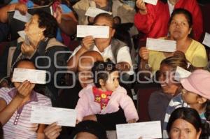 ENTREGA DE CHEQUES DEL CRÉDITO A LA PALABRA DE LA MUJER