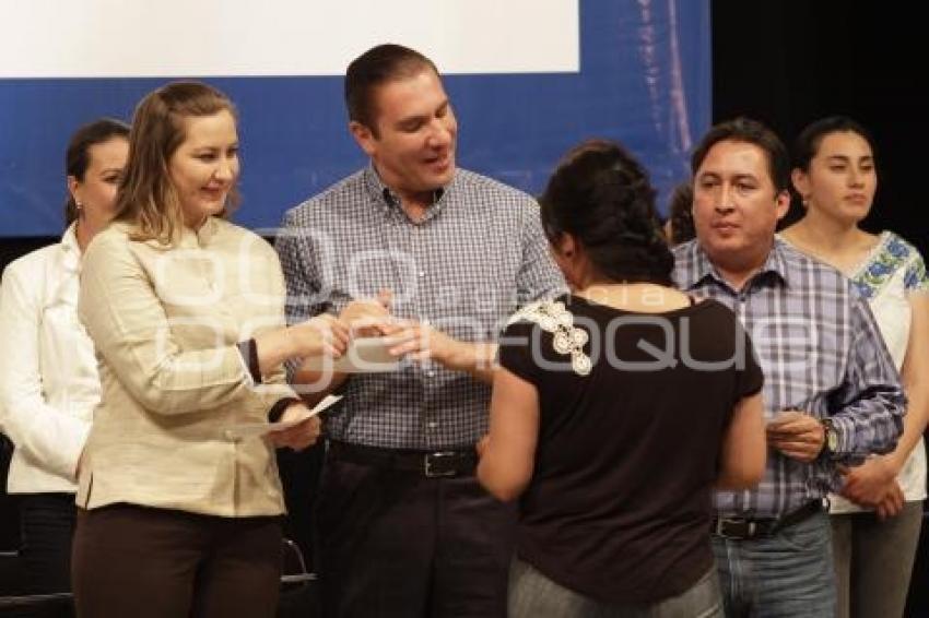 ENTREGA DE CHEQUES DEL CRÉDITO A LA PALABRA DE LA MUJER
