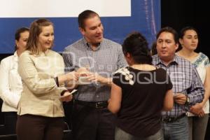 ENTREGA DE CHEQUES DEL CRÉDITO A LA PALABRA DE LA MUJER