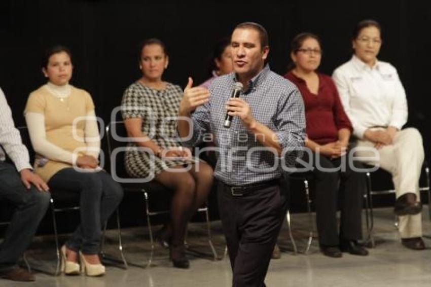 ENTREGA DE CHEQUES DEL CRÉDITO A LA PALABRA DE LA MUJER
