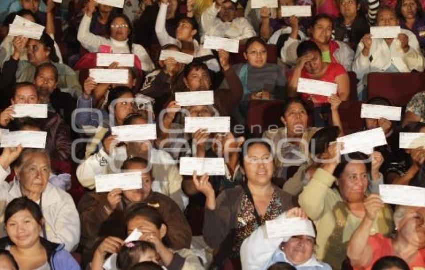 ENTREGA DE CHEQUES DEL CRÉDITO A LA PALABRA DE LA MUJER