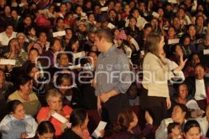 ENTREGA DE CHEQUES DEL CRÉDITO A LA PALABRA DE LA MUJER