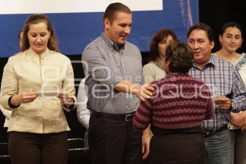 ENTREGA DE CHEQUES DEL CRÉDITO A LA PALABRA DE LA MUJER