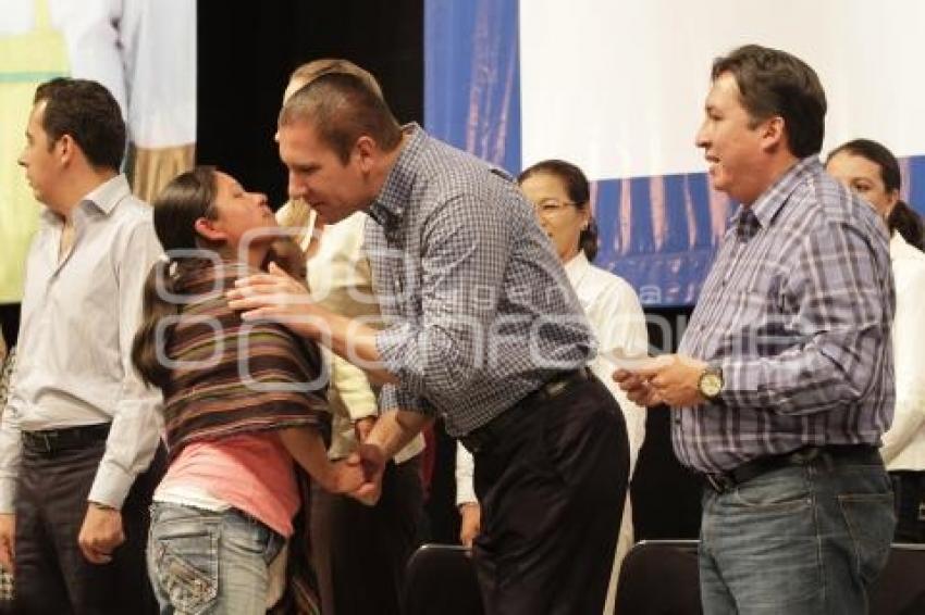 ENTREGA DE CHEQUES DEL CRÉDITO A LA PALABRA DE LA MUJER