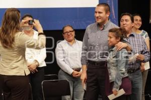 ENTREGA DE CHEQUES DEL CRÉDITO A LA PALABRA DE LA MUJER