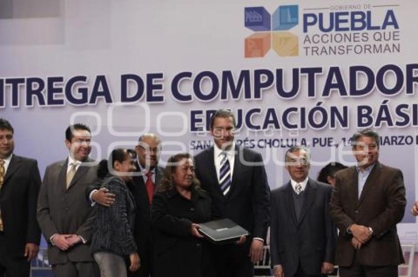 GOBIERNO . ENTREGA DE COMPUTADORAS