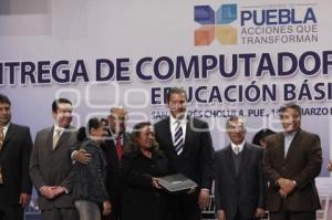 GOBIERNO . ENTREGA DE COMPUTADORAS