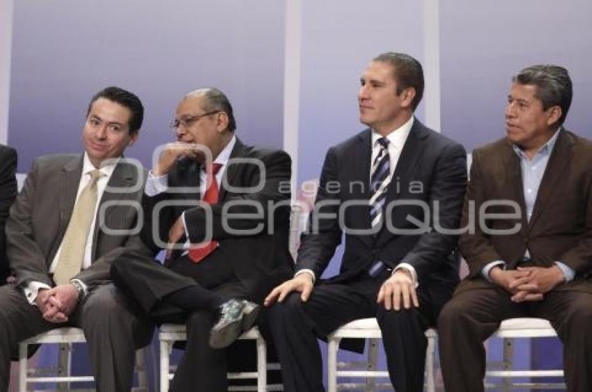 GOBIERNO . ENTREGA DE COMPUTADORAS
