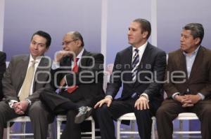 GOBIERNO . ENTREGA DE COMPUTADORAS
