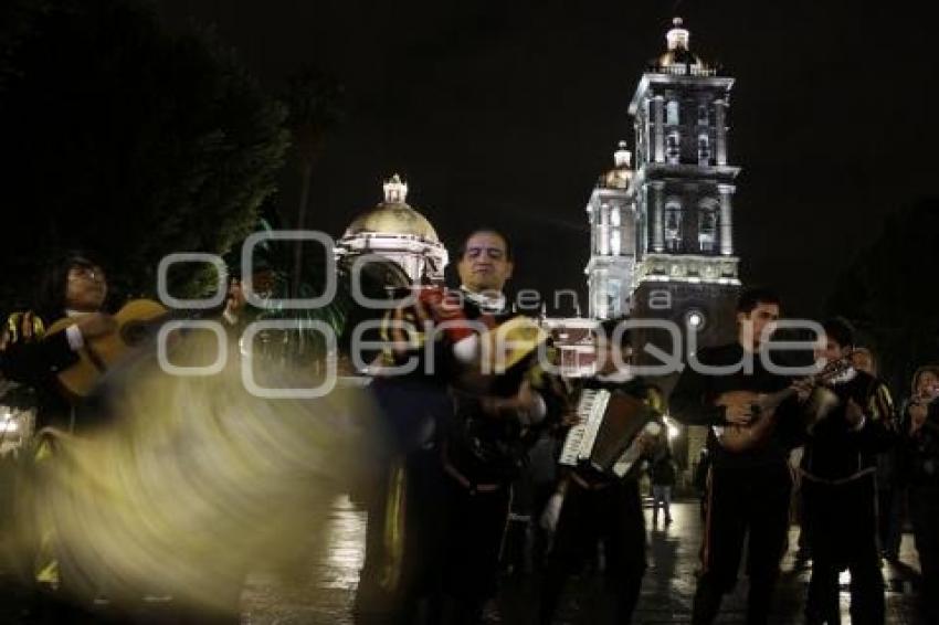 TUNAS EN EL ZÓCALO DE LA CIUDAD