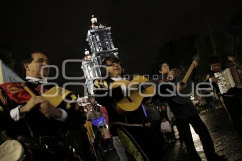 TUNAS EN EL ZÓCALO DE LA CIUDAD