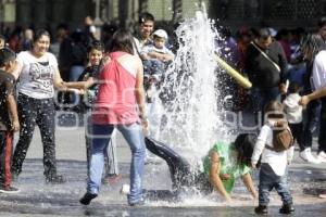 SE MOJAN EN LAS FUENTES DEL ZÓCALO