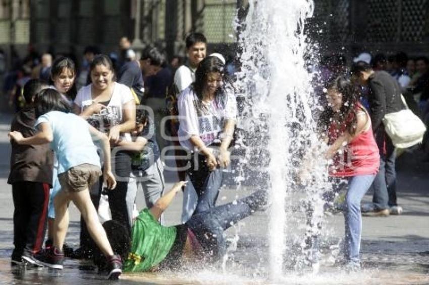 SE MOJAN EN LAS FUENTES DEL ZÓCALO