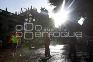 RECOLECTORES VOLUNTARIOS LIMPIAN EL ZÓCALO DE LA CIUDAD