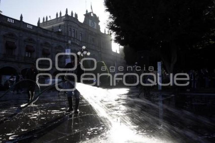RECOLECTORES VOLUNTARIOS LIMPIAN EL ZÓCALO DE LA CIUDAD