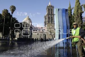 RECOLECTORES VOLUNTARIOS LIMPIAN EL ZÓCALO DE LA CIUDAD