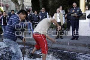 RECOLECTORES VOLUNTARIOS LIMPIAN EL ZÓCALO DE LA CIUDAD