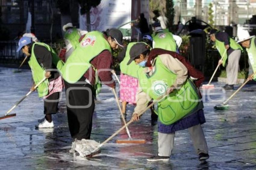 RECOLECTORES VOLUNTARIOS LIMPIAN EL ZÓCALO DE LA CIUDAD