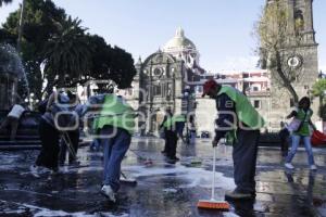 RECOLECTORES VOLUNTARIOS LIMPIAN EL ZÓCALO DE LA CIUDAD