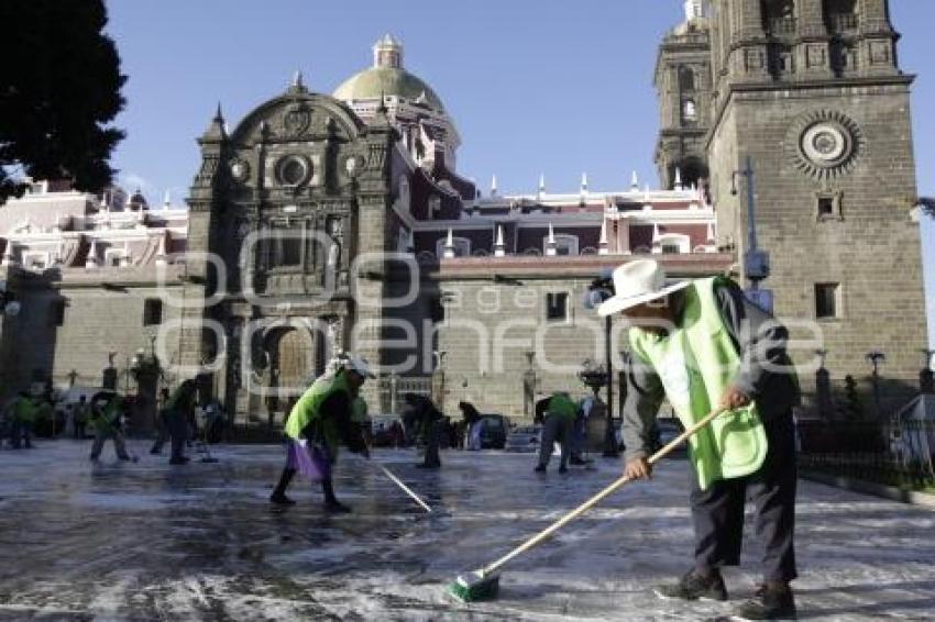 RECOLECTORES VOLUNTARIOS LIMPIAN EL ZÓCALO DE LA CIUDAD