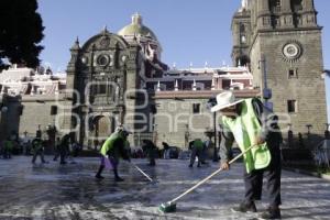 RECOLECTORES VOLUNTARIOS LIMPIAN EL ZÓCALO DE LA CIUDAD