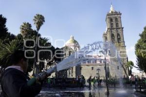 RECOLECTORES VOLUNTARIOS LIMPIAN EL ZÓCALO DE LA CIUDAD