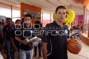 JUGADORES DEL PUEBLA VISITAN EL CRIT