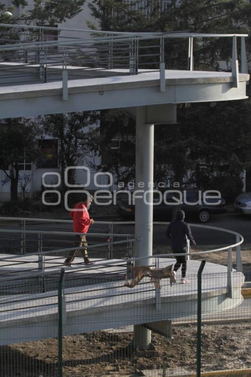 PUENTE PEATONAL SOBRE METROBÚS